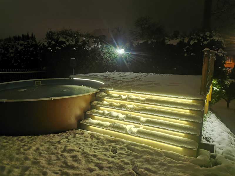 shutterstock_1701689065 LED landscape lighting installation