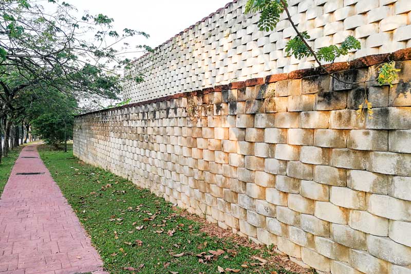 shutterstock_1701689065 block retaining wall contractor concrete block retaining walls