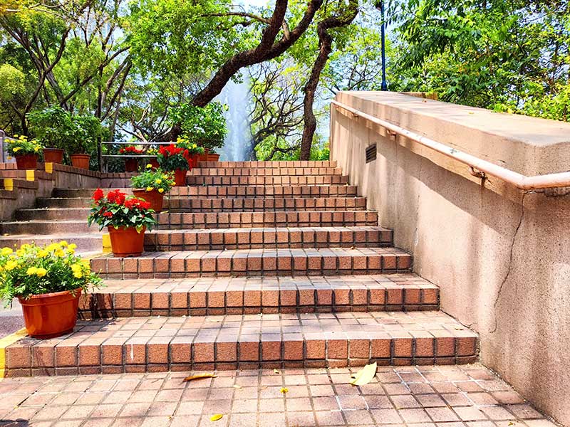 shutterstock_1701689065 brick stair contractor front brick steps brick entrance steps