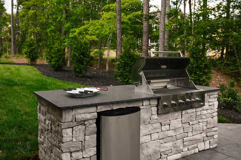 shutterstock_1701689065 custom outdoor kitchens