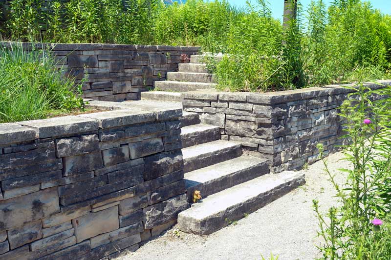 shutterstock_1701689065 natural stone retaining walls