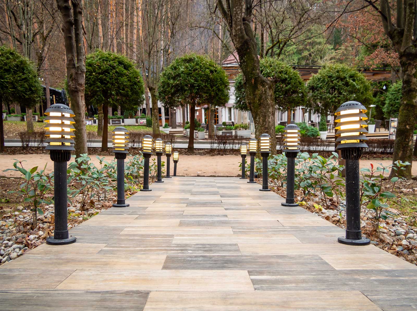 shutterstock_1701689065 pathway lighting installation